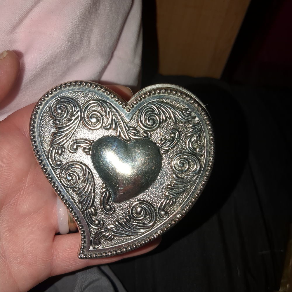 Unique Vintage Silver Heart Makeup Organizer
